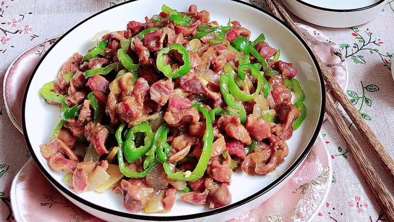 青椒炒鸡胗,扑鼻而来的香味,青椒炒鸡胗就上桌了!