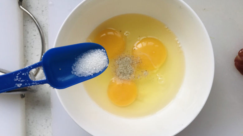 平菇炒鸡蛋,加少许白糖;