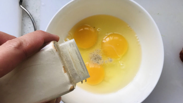 平菇炒鸡蛋,加少许白胡椒粉去腥;