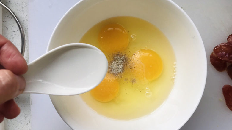 平菇炒鸡蛋,加三勺清水;