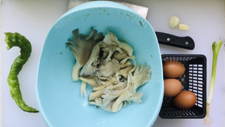 平菇炒鸡蛋,所有用到的食材都在这里了;
