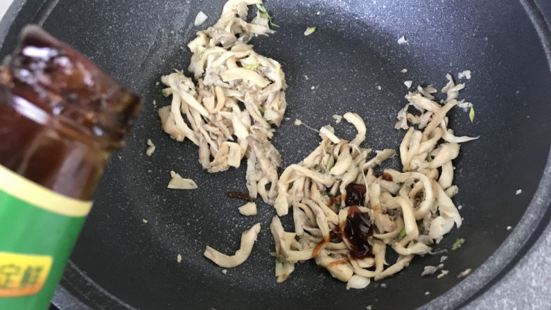 平菇炒鸡蛋,平菇炒到发软,倒入适量的蚝油;