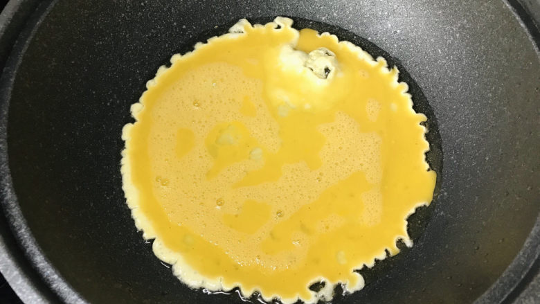 平菇炒鸡蛋,起锅烧油,倒入蛋液滑炒;