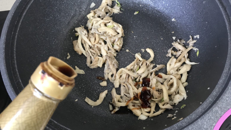 平菇炒鸡蛋,再倒入适量的生抽调味;