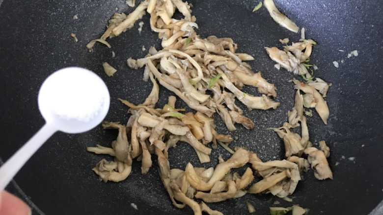 平菇炒鸡蛋,加一点儿盐;