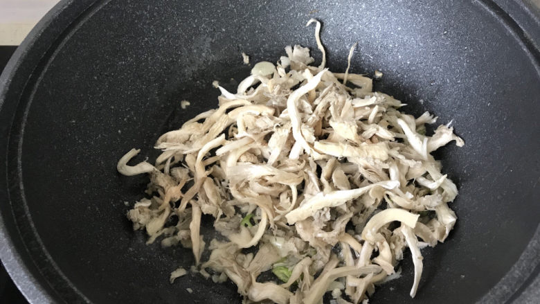 平菇炒鸡蛋,平菇在下锅之前,使劲儿攥干水份,这样炒的时候不会出水;