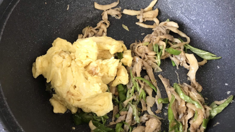 平菇炒鸡蛋,最后加入嫩炒蛋翻炒均匀出锅;