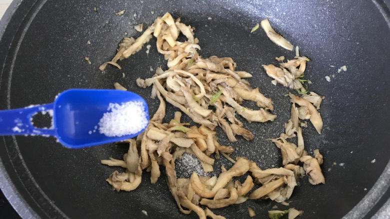平菇炒鸡蛋,再加一丢丢白糖提鲜;