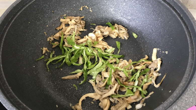 平菇炒鸡蛋,放入青椒丝翻炒均匀;