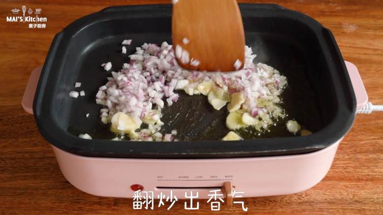 孩子最爱的意大利肉酱披萨,4、美食锅最高温预热完成后,倒入橄榄油烧热,加入蒜片和<a style='color:red;display:inline-block;' href='/shicai/ 29'>洋葱</a>,翻炒出香气。