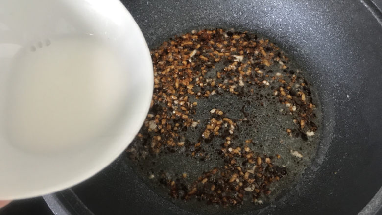 蒜蓉蚝油生菜,倒入刚才调好的水淀粉;