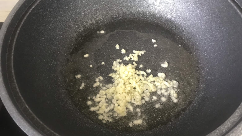 蒜蓉蚝油生菜,炒锅里倒油,放入蒜蓉,小火煎蒜油;