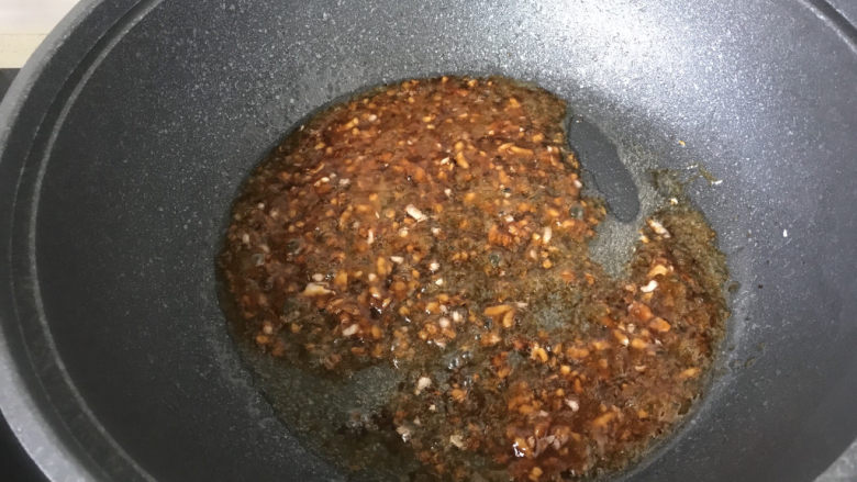 蒜蓉蚝油生菜,滑炒均匀,酱汁变粘稠时关火;