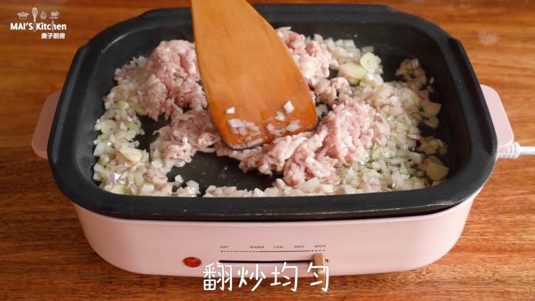 孩子最爱的意大利肉酱披萨,5、加入猪绞肉,翻炒均匀。