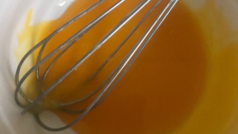 舒芙蕾松饼,先制作蛋黄糊,将蛋黄打散