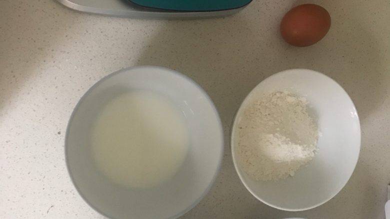 舒芙蕾松饼,所有食材准备好,别忘了称量哦~