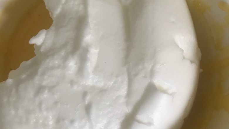 舒芙蕾松饼,蛋白霜分两次放入蛋黄糊中,用刮刀翻拌均匀