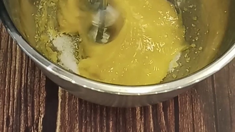 虎皮蛋糕卷,筛入20克淀粉,再用打蛋器打发一下,使粉质和液体混合均匀