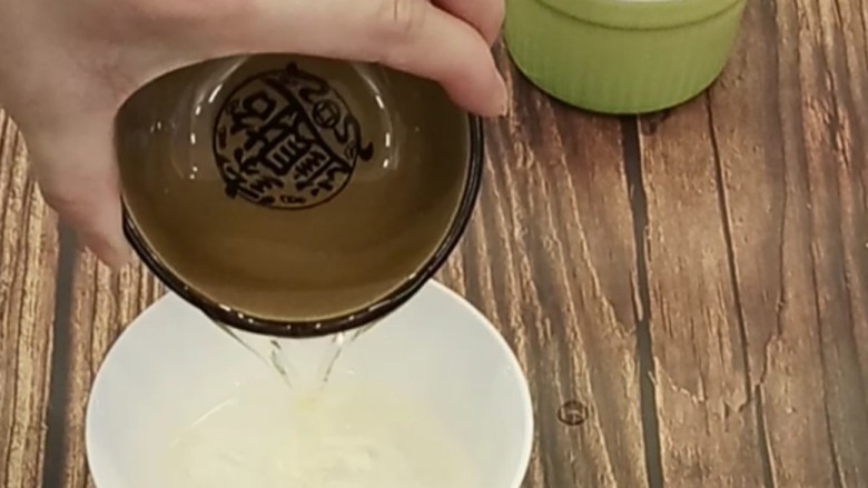 虎皮蛋糕卷,再来开始做蛋糕卷部分。取一容器倒入纯净水和油,用蛋抽搅拌,直到液体里看不到油花为止
