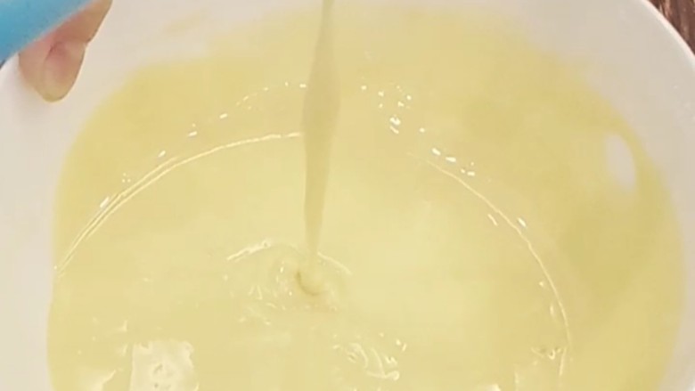 虎皮蛋糕卷,如图,一直翻拌到顺滑的糊糊就可以了