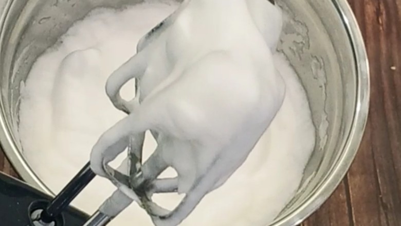 虎皮蛋糕卷,如图,提起打蛋头出现小弯钩即可。