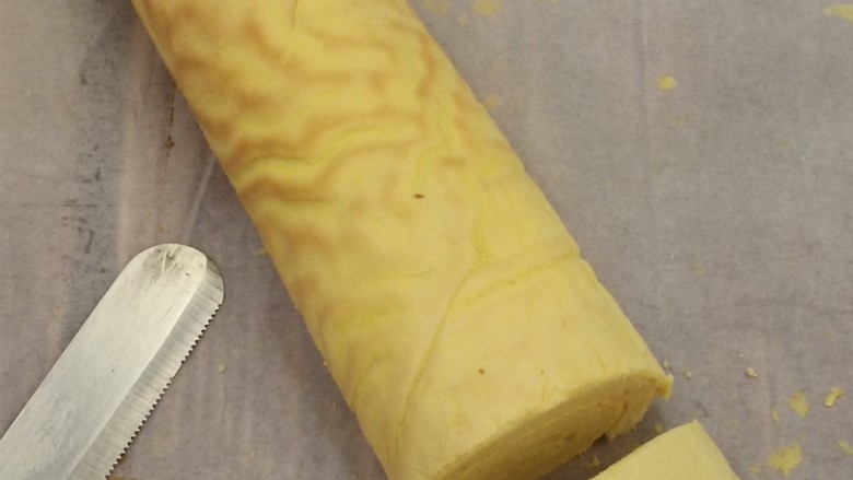 虎皮蛋糕卷,半个小时以后,就可以切块了。记得用带锯齿的刀切更容易。