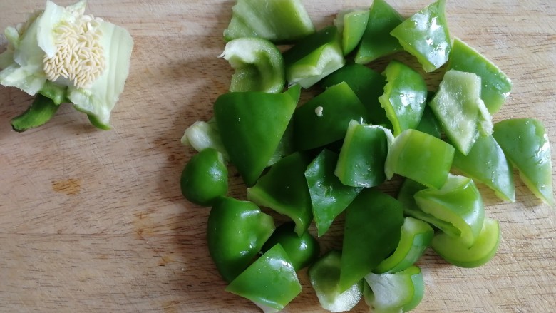 青椒炒豆腐,青椒去蒂,切块。