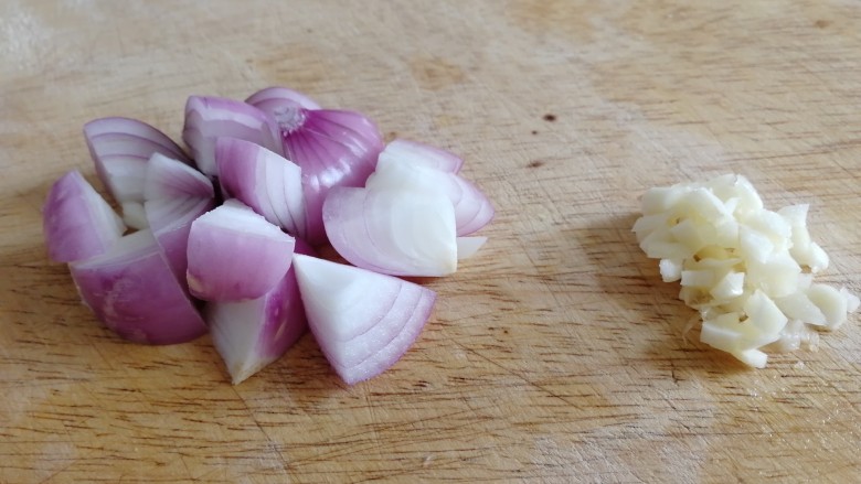 青椒炒豆腐,圆葱切块，蒜切末。