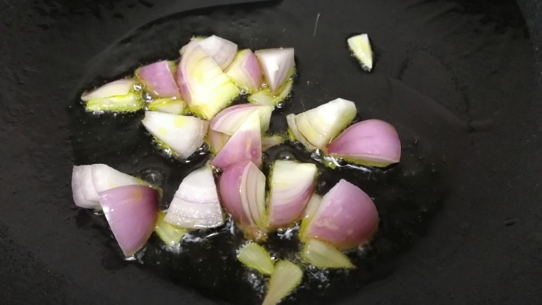 青椒炒豆腐,热锅放入少量油,放入小圆葱文火炒香。
