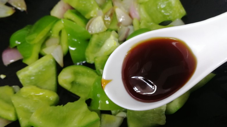 青椒炒豆腐,放入半汤匙<a style='color:red;display:inline-block;' href='/shicai/ 721'>蚝油</a>,炒匀给青椒先增点味。