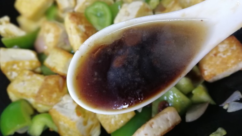 青椒炒豆腐,来两汤匙酱<a style='color:red;display:inline-block;' href='/shicai/ 4172'>牛肉汤</a>增香(可以用豆瓣酱加生抽代替)