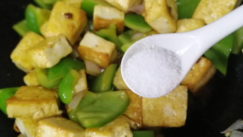 青椒炒豆腐,多半小勺盐入味,文火炒匀。