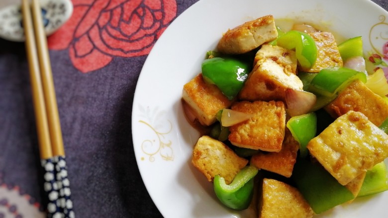 青椒炒豆腐,盛盘。略带酱汁,口味浓香。