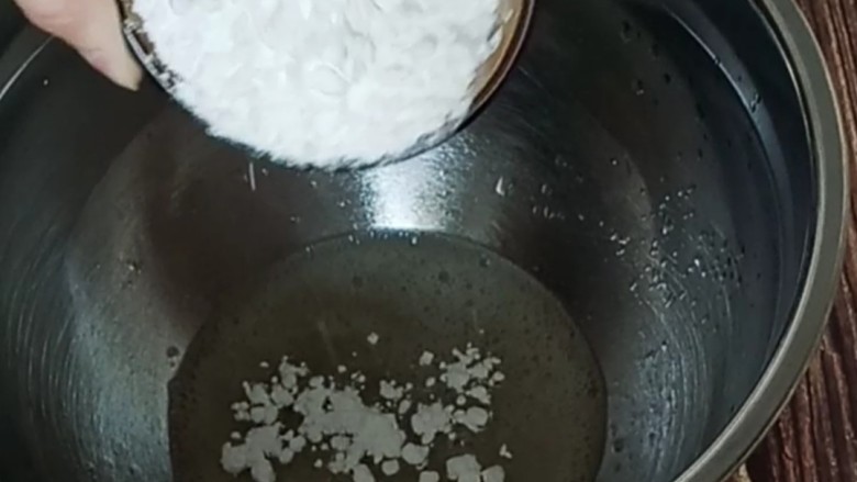 蛋白糖,然后开始电动打蛋器,继续打发。