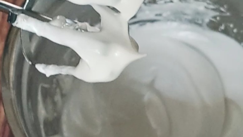 蛋白糖,直到打发到硬性发泡,提起打蛋头蛋白霜呈现直立的小尖角,这个过程要打发好几分钟,一定要大大到位,关系蛋白糖的成败