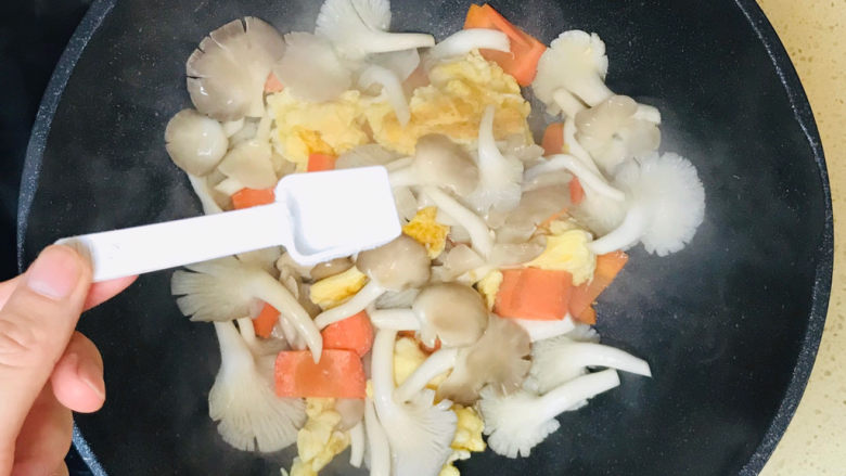 平菇炒鸡蛋,一直翻炒至蔬菜恹恹,撒上盐调味
