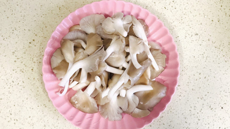平菇炒鸡蛋,<a style='color:red;display:inline-block;' href='/shicai/ 231'>平菇</a>洗净,去掉底部,控干水分