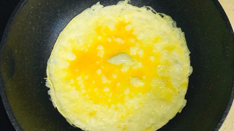 平菇炒鸡蛋,转小火,煎至金黄色