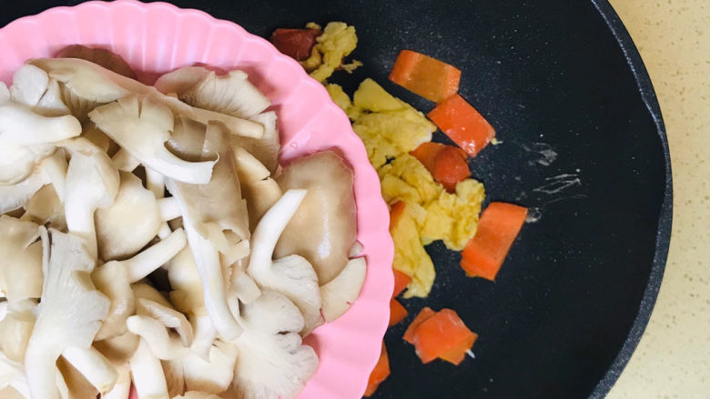 平菇炒鸡蛋,翻炒至胡萝卜断生,加入平菇