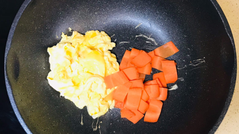平菇炒鸡蛋,将煎好的鸡蛋饼扒拉到边上,加入胡萝卜片