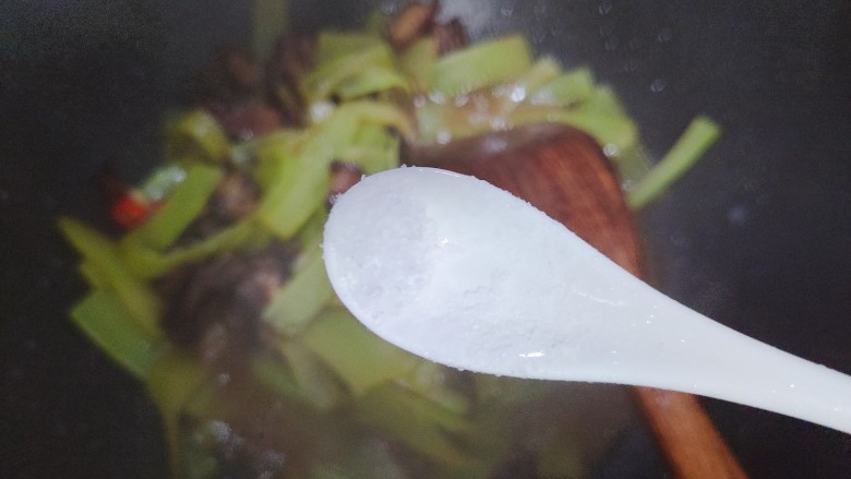 莴笋炒腊肉,待锅内汤汁差不多收紧,加一丢丢细盐