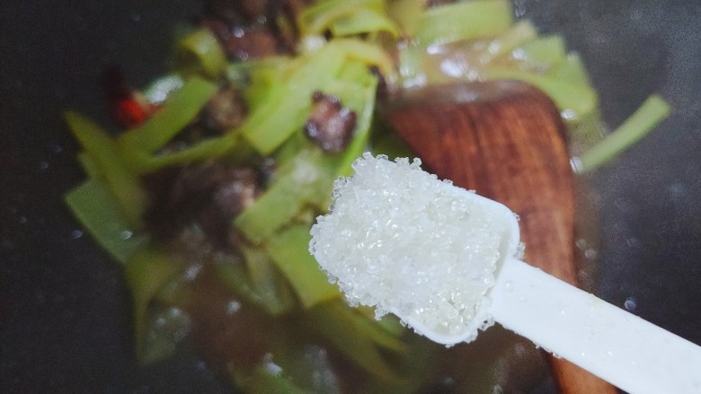 莴笋炒腊肉,加一勺细砂糖