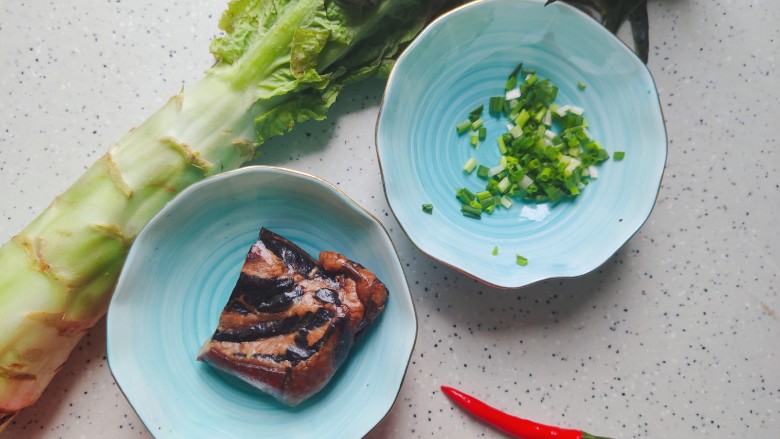 莴笋炒腊肉,首先我们准备好所有食材