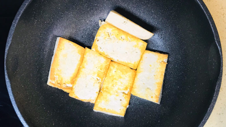 青椒炒豆腐,再翻过来,继续煎至金黄色