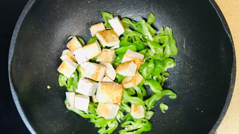 青椒炒豆腐,炒出辣味后,投入豆腐块