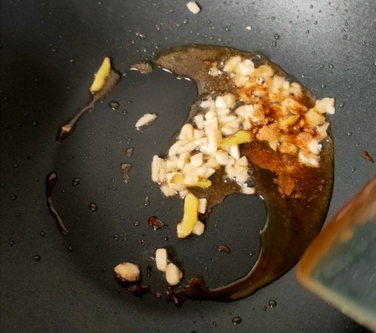 莴笋炒腊肉,起锅放少许油,炝香葱姜蒜