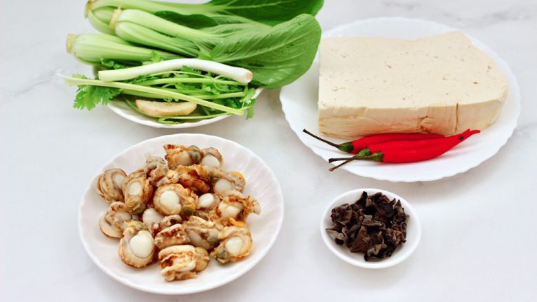 海鲜木耳豆腐羹,首先备齐所有的食材,<a style='color:red;display:inline-block;' href='/shicai/ 4419'>扇贝肉</a>我是提前煮熟扒出肉。