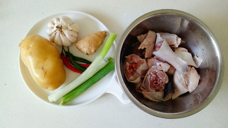 鸡腿炖土豆,准备好新鲜的食材,<a style='color:red;display:inline-block;' href='/shicai/ 92'>鸡腿</a>切块清洗干净