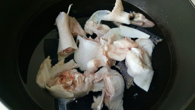 鸡腿炖土豆,炒锅中加入适量清水,放入几块鸡块