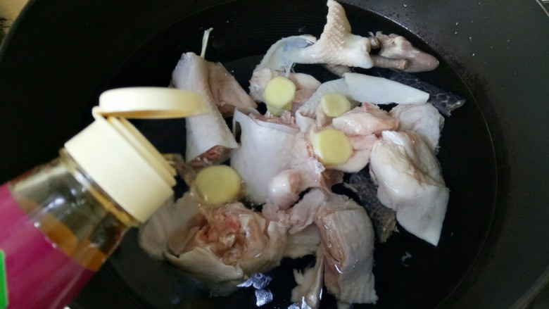 鸡腿炖土豆,加入几片姜片,加入适量料酒大火煮开,撇去浮沫